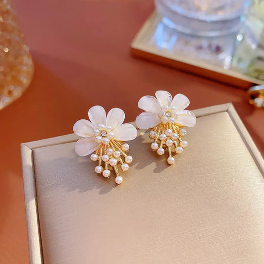 2023 New Fashion Trend Unique Design Elegant Delicate Flower Stamens Pearl Earrings Women Jewelry Wedding Party Gifts Wholesale