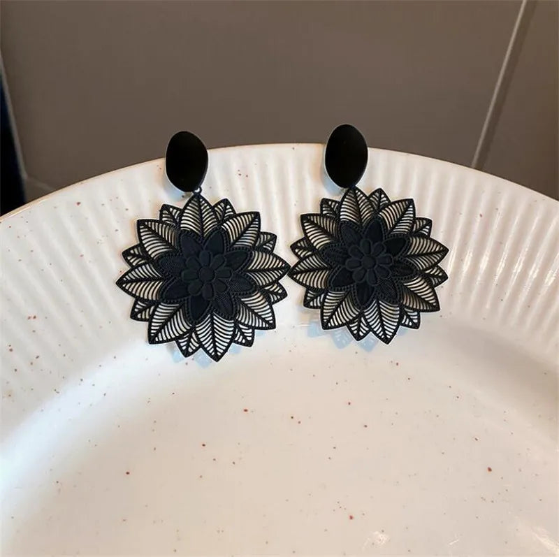 New Vintage Black Forest Flower Big Hollow Pattern Earrings for Women Korean Exaggerated Temperament Gothic Accessories Jewelry
