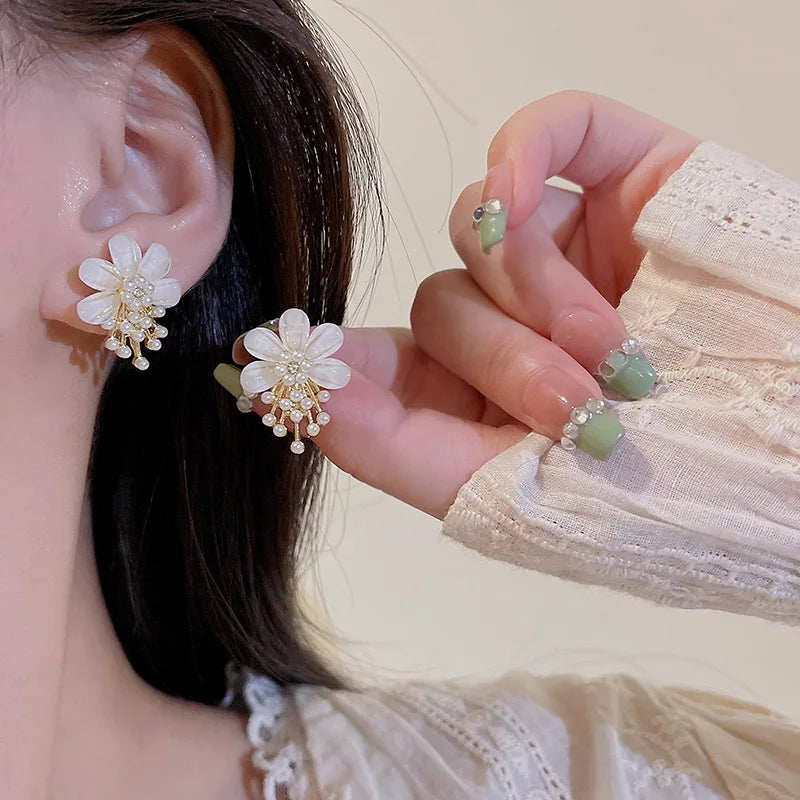 2023 New Fashion Trend Unique Design Elegant Delicate Flower Stamens Pearl Earrings Women Jewelry Wedding Party Gifts Wholesale