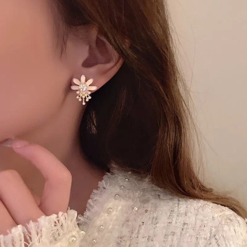 2023 New Fashion Trend Unique Design Elegant Delicate Flower Stamens Pearl Earrings Women Jewelry Wedding Party Gifts Wholesale